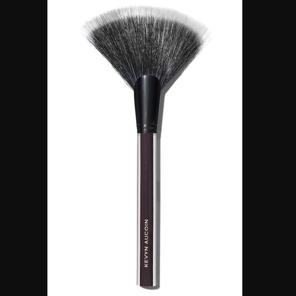 Kevyn Aucoin Beauty The Large Fan Brush - Picture 7 of 8